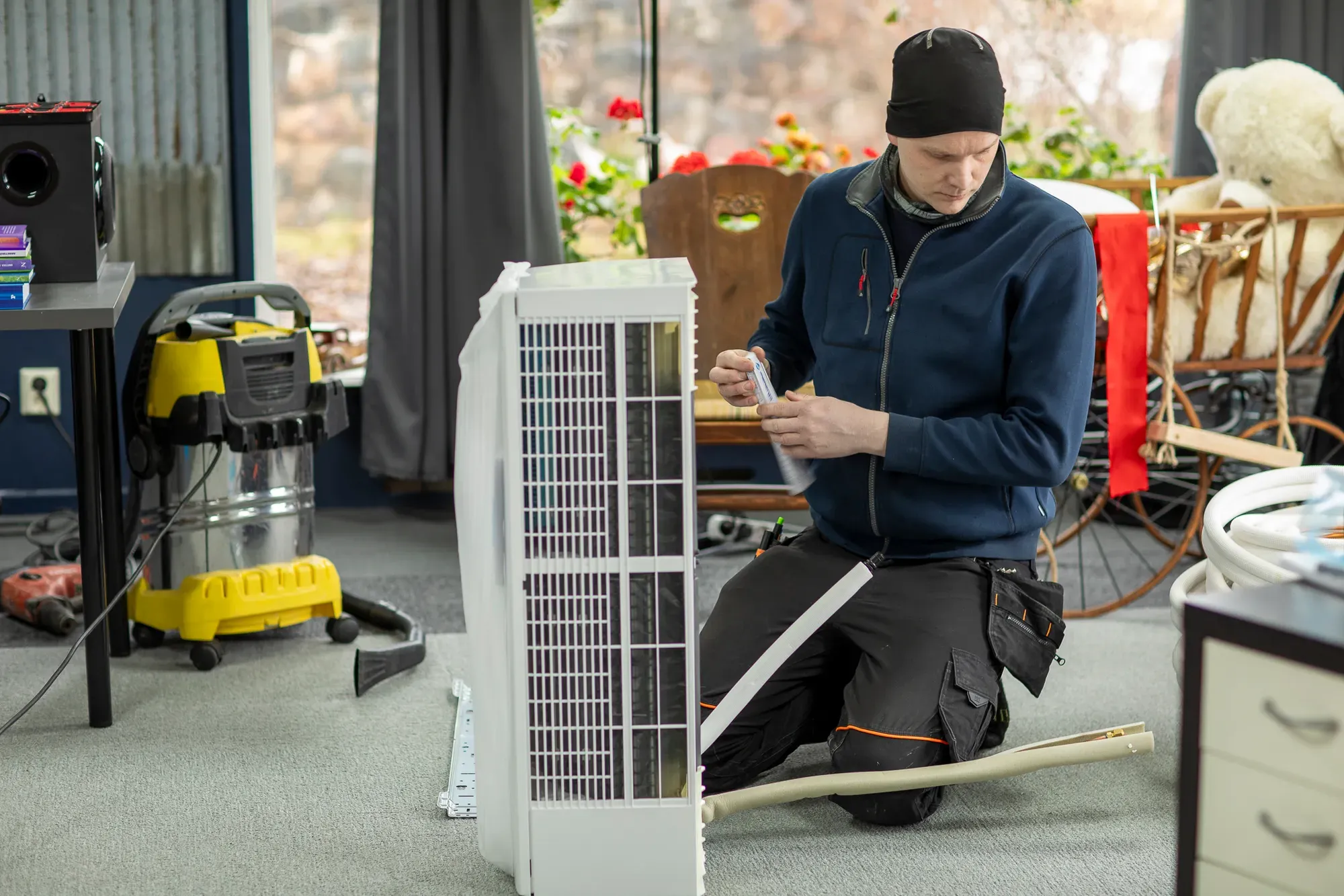 Installatör felsöker en klimatanläggning