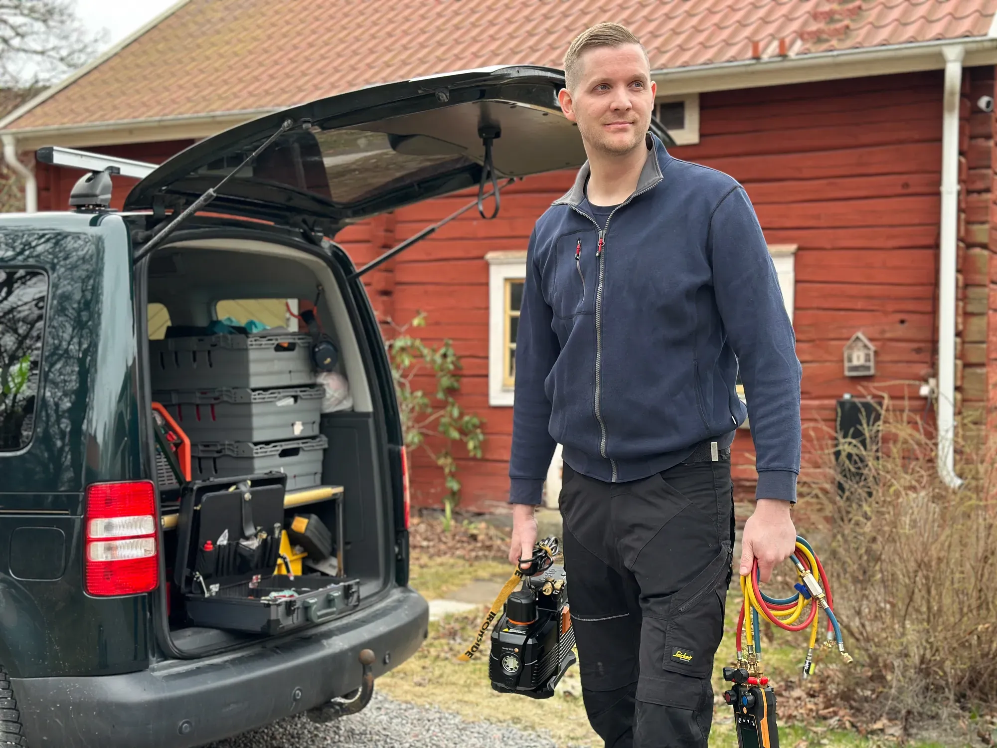 Installatör med verktyg vid LK Klimattekniks servicebil