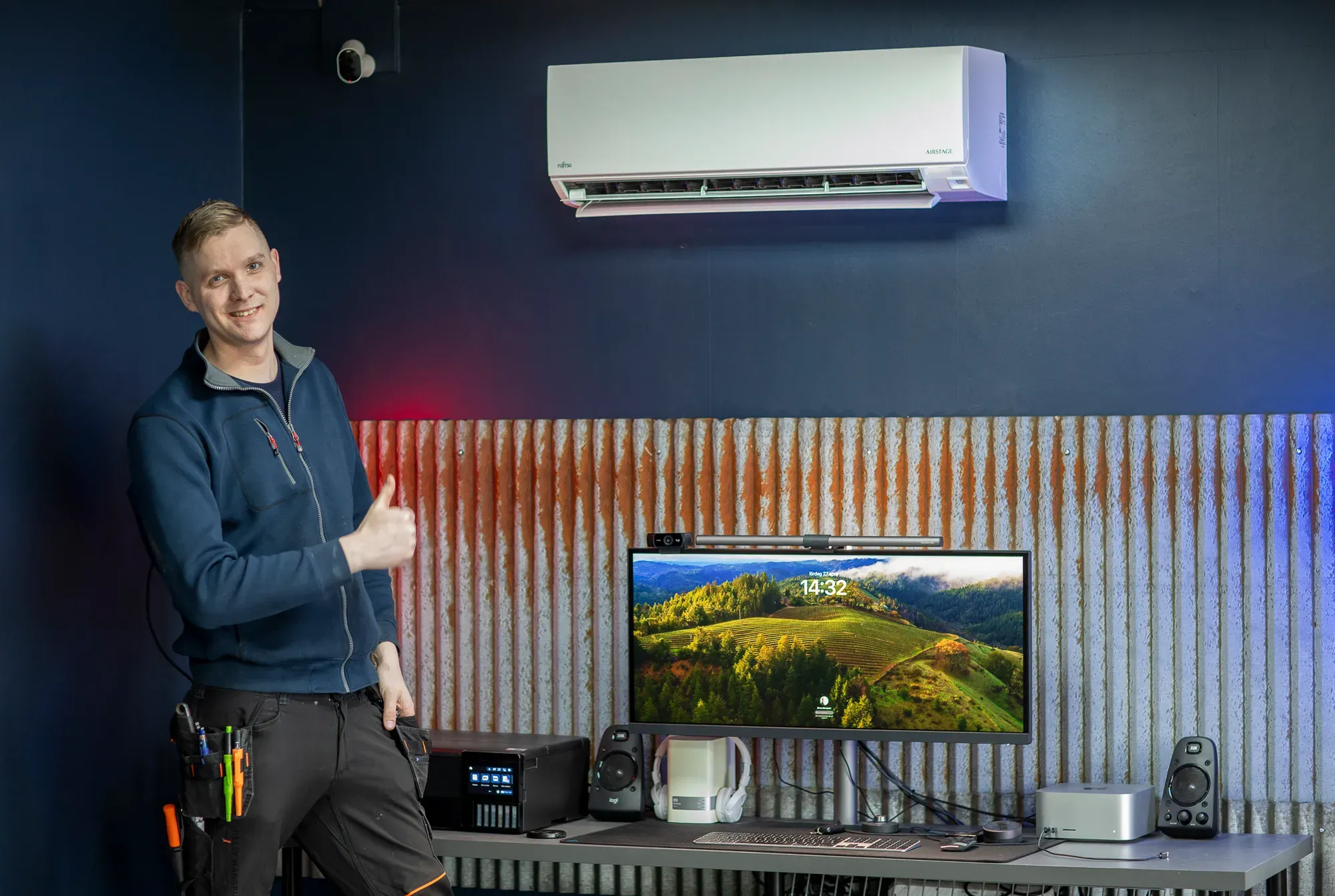 Installatör från LK Klimatteknik framför en installerad inomhusdel